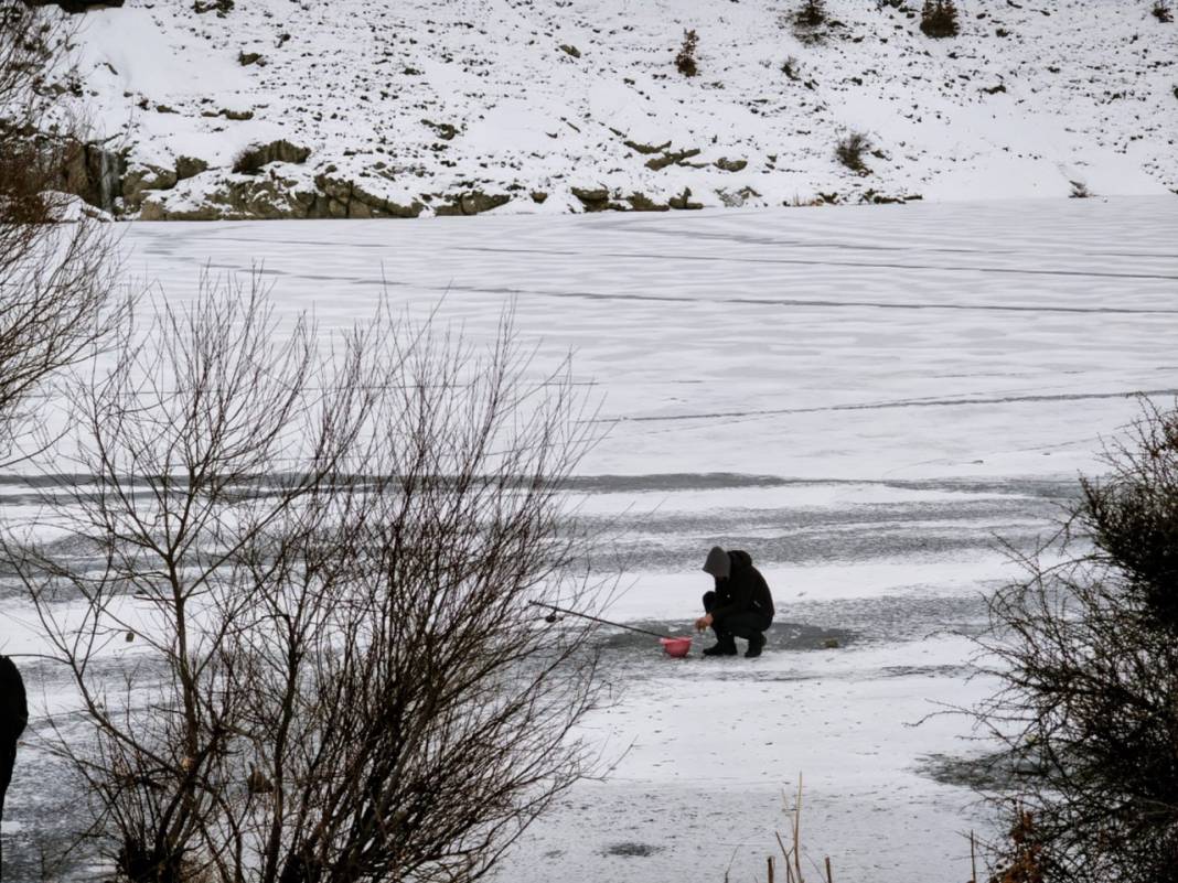 Konyalıların akın ettiği şifalı su kaynağı buz tuttu! 4